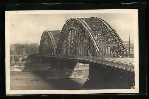 AK Düsseldorf, Rheinbrücke mit Boot
