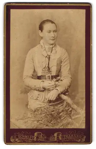 Fotografie O. Schmidt, Tharand, Junge Frau im festlichen Kleid mit Gürtel