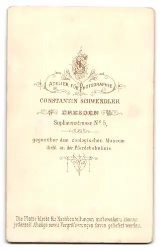 Fotografie Constantin Schwendler, Dresden, Sophieenstrasse 5, Dame mit strengem Mittelscheitel und Medaillon