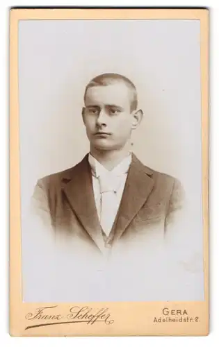 Fotografie Franz Scheffler, Gera, Adelheidstrasse 2, Junger Mann mit kurzgeschorenen Haaren und weisser Krawatte