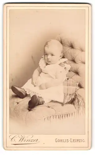 Fotografie C. Winzer, Gohlis-Leipzig, Leipziger Strasse 7, Baby im Kleidchen auf einem Sitzmöbel