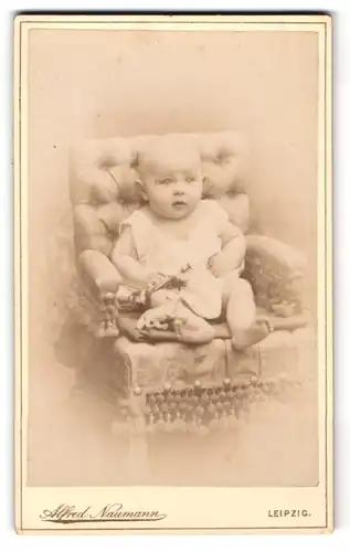Fotografie Alfred Naumann, Leipzig, Dorotheenstrasse, Baby im Strampelkleid auf einem Sessel