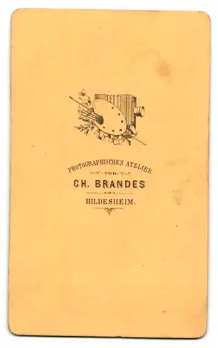 Fotografie Ch. Brandes, Hildesheim, Bartloser Jüngling mit rundem Gesicht im Dreiteiler