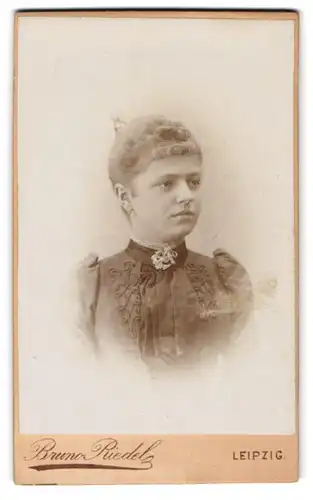 Fotografie Bruno Riedel, Leipzig, Rosenthalgasse 9, Junge Dame mit Stirnlocken, Ohrschmuck und Brosche
