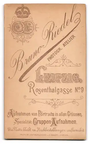 Fotografie Bruno Riedel, Leipzig, Rosenthalgasse 9, Junge Dame mit Stirnlocken, Ohrschmuck und Brosche