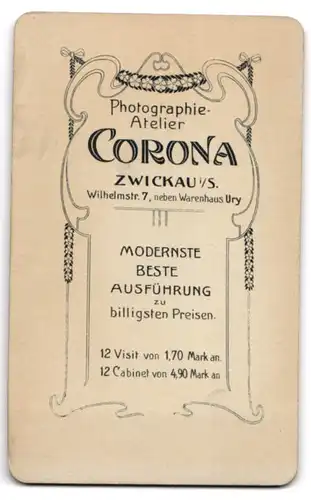 Fotografie Atelier Corona, Zwickau /Sa., Wilhelmstrasse 7, Junger Herr im eleganten Dreiteiler mit hohem Kragen