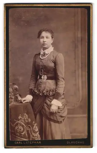 Fotografie Carl L. Stephan, Glauchau, Hoffnung 47, Junge Dame mit Silberblick im gegürteten Kleid mit Perlenkette