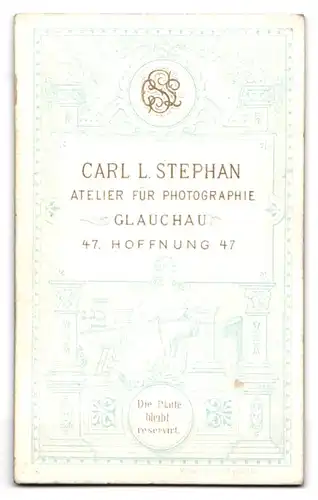 Fotografie Carl L. Stephan, Glauchau, Hoffnung 47, Junge Dame mit Silberblick im gegürteten Kleid mit Perlenkette