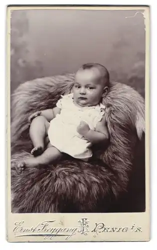 Fotografie Ernst Freygang, Penig /Sa., Brückenstrasse, Baby im Strampler auf einem Fell