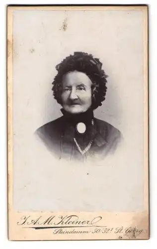 Fotografie J. A. M. Kleiner, Hamburg-St. Georg, Steindamm 50-52, Ältere Dame mit Haube und Kragenbrosche