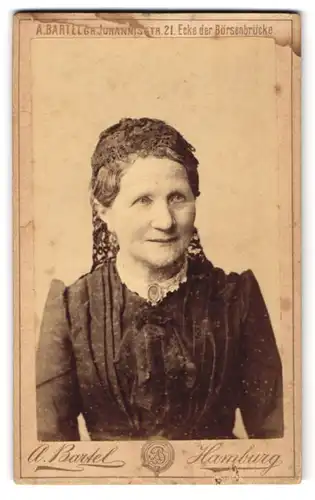 Fotografie A. Bartel, Hamburg, Grosse Johannisstr. 21, Ältere Dame mit Haube und Kragenbrosche