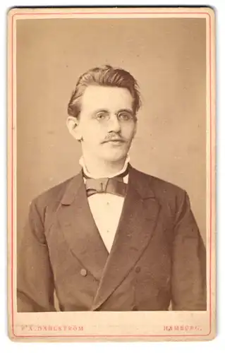 Fotografie F. A. Dahlström, Hamburg, Zeughausmarkt 42, Elegant gekleideter Herr mit Zwicker