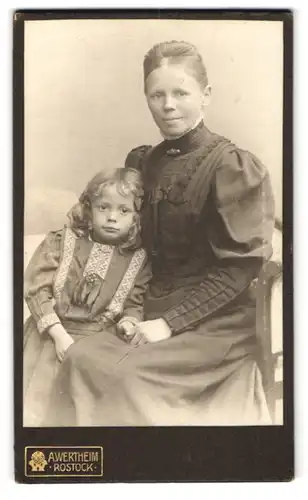 Fotografie A. Wertheim, Rostock, Bürgerliche Dame mit kleinem Mädchen