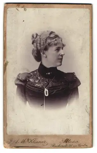 Fotografie J. A. M. Kleiner, Altona, Reichenstr. 26, Junge Dame mit Hochsteckfrisur