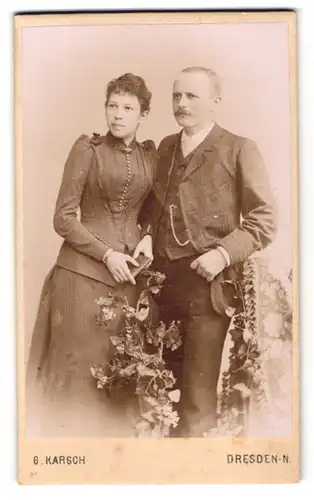 Fotografie G. Karsch, Dresden N., Gr. Meissenerstr. 17, Bürgerliches Ehepaar, sie an ihm lehnend, in Sonntagsgarderobe