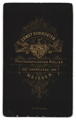 Fotografie E. Schroeter, Meissen, Obergasse 597, Jugendlicher Knabe mit Mittelscheitel und stoischem Blick