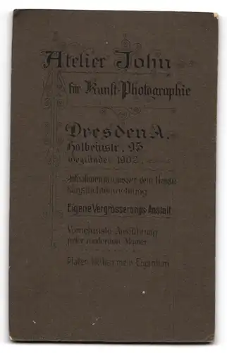 Fotografie Atelier John, Dresden A., Holbeinstr. 95, Bürgerlicher Knabe mit pomadisiertem Haar in Sonntagsgarderobe