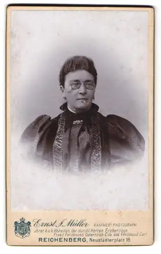 Fotografie Ernst J. Müller, Reichenberg, Neustädterplatz 16, Elegante Dame mit gewelltem Haar, Brille u. Puffärmeln