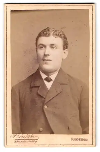 Fotografie F. Tiedke, Magdeburg, Kaiserstr. 94, Lächelnder junger Herr mit lockigem Scheitel in schlichtem Anzug