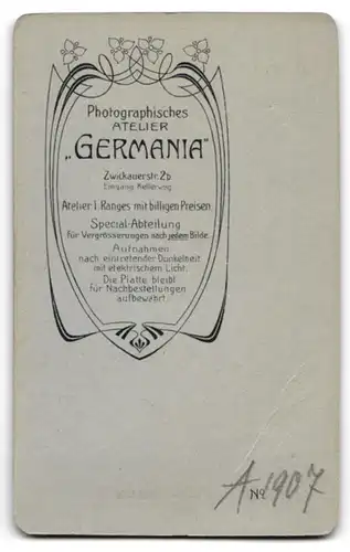 Fotografie Atelier Germania, Chemnitz, Zwickauerstr. 2d, Junger Herr in elegantem Anzug mit Buch in tadelloser Haltung