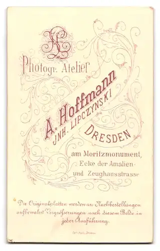 Fotografie A. Hoffmann, Dresden, Amalien- u. Zeughausstr., Eleganter junger Herr mit interessantem Scheitel u. Hut