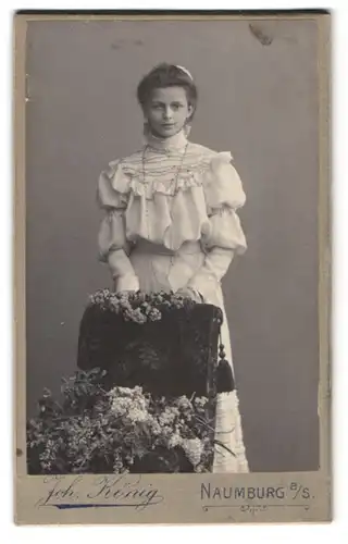 Fotografie J. König, Naumburg a. S., Poststr., Lächelnde junge Dame in weissem Rüschenkleid mit langer Kette