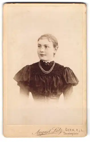 Fotografie August Lutz, Gera, Theaterplatz, Junge Dame im eleganten Kleid mit Puffärmeln und dreireihiger Perlenkette