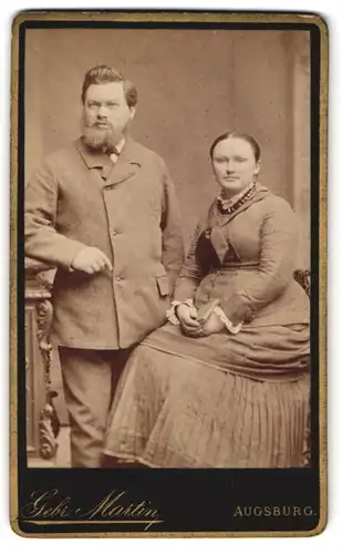 Fotografie Gebr. Martin, Augsburg, Bahnhofstr., Mann mit markantem Seitenscheitel und Vollbart mit seiner Frau