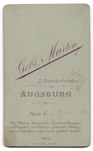 Fotografie Gebr. Martin, Augsburg, Bahnhofstr., Mann mit markantem Seitenscheitel und Vollbart mit seiner Frau