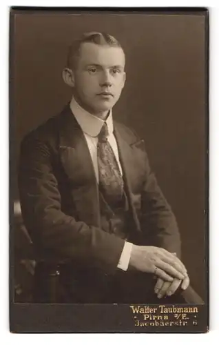 Fotografie Walter Traubmann, Pirna a. E., Jacobäerstr. 6, Knabe im gut sitzenden Anzug mit gemusterter Krawatte