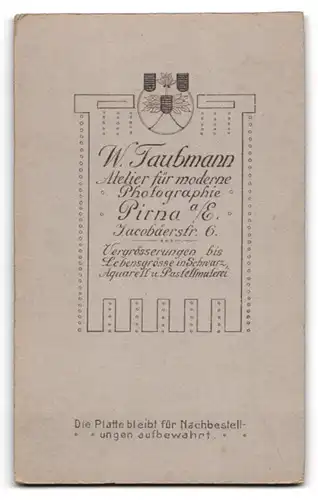 Fotografie Walter Traubmann, Pirna a. E., Jacobäerstr. 6, Knabe im gut sitzenden Anzug mit gemusterter Krawatte