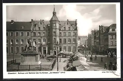 AK Düsseldorf, Marktplatz mit Rathaus und Denkmal des Kurfürsten Johann Wilhelm