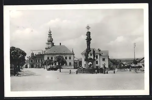 AK Mesto Zdár, Strassenpartie mit Denkmal