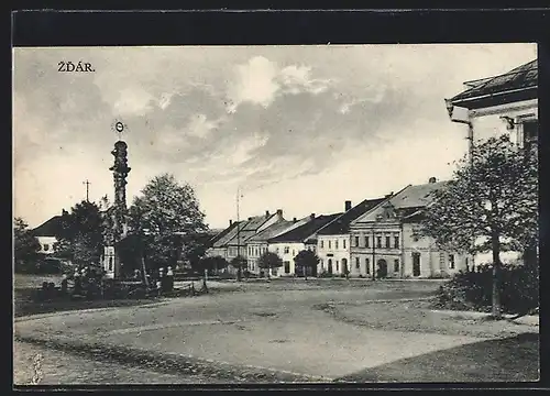 AK Zdár, Strassenpartie mit Denkmal