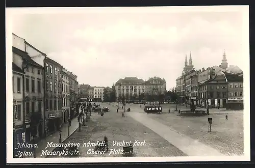 AK Iglau, Strassenbahnen auf dem Marktplatz, Passanten vor der Häuserzeile