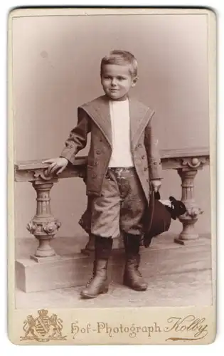 Fotografie Kolby, Zwickau, äuss. Plauensche Str. 17, Junger Knabe im Sakko mit betontem Revers und Trachten-Hut