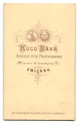 Fotografie Hugo Bär, Zwickau, Kaiser Wilhelmplatz, Junge Dame mit Haarreif und weissem Tuch um den Hals