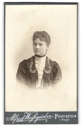 Fotografie Alfred Weissgärber, Falkenstein i. Vogtl., Junge Dame im Kleid mit herzverziertem Revers