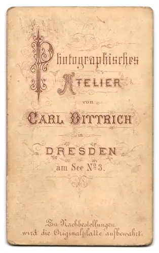 Fotografie Carl Dittrich, Dresden, Am See 3, Junge Frau mit zurückgestecktem Haar und Zierkragen, mit Medaillon