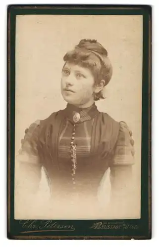 Fotografie Chr. Petersen, Neustadt a. d. Orla, Junge Dame mit hochgestecktem Haar und interessiertem Gesichtsausdruck