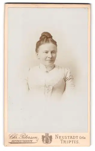 Fotografie Chr. Petersen, Neustadt /Orla, Schillerstr., Bürgerliche Dame mit hochgestecktem Haar und weissem Kleid