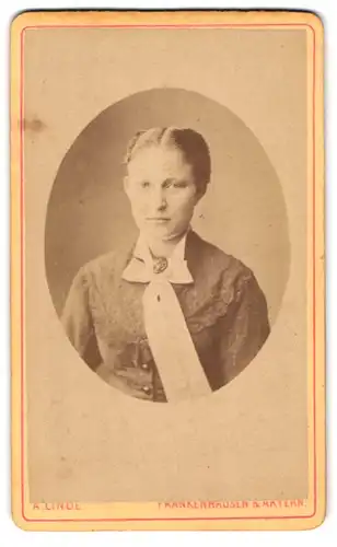 Fotografie A. Linde, Frankenhausen, Junge Dame mit langer Schleife und einer Brosche am Kragen und Mittelscheitel