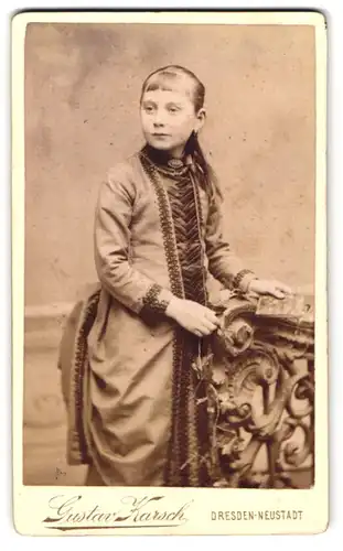 Fotografie Gustav Karsch, Dresden-Neustadt, Gr. Meissenerstr. 17, Mädchen mit kurzem Pony und Kleid mit Verzierungen