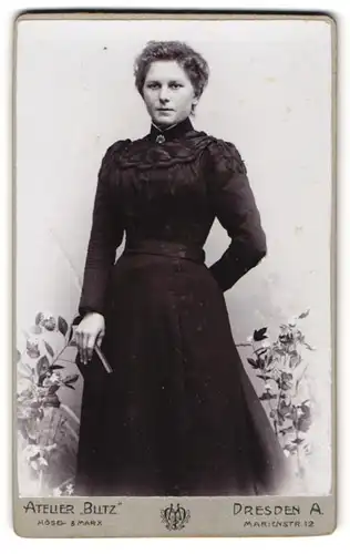 Fotografie Atelier Blitz, Dresden, Marienstr. 12, Junge Dame im schwarzen taillierten Kleid mit einem Buch in der Hand