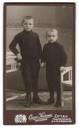 Fotografie Oscar Krämer, Zittau, Hospitalstr. 2, Zwei kleine Brüder mit kurzgeschorenem Haar im Partneroutift