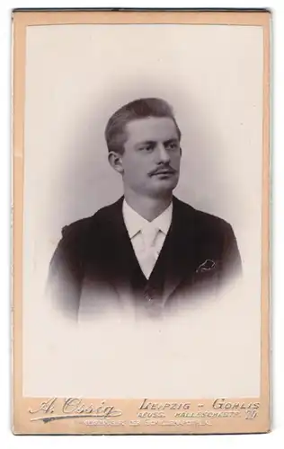 Fotografie A. Ossig, Leipzig, Äuss. Halleschestr. 79, Junger Herr im schwarzen Anzug mit weisser Krawatte und Schnurrbart