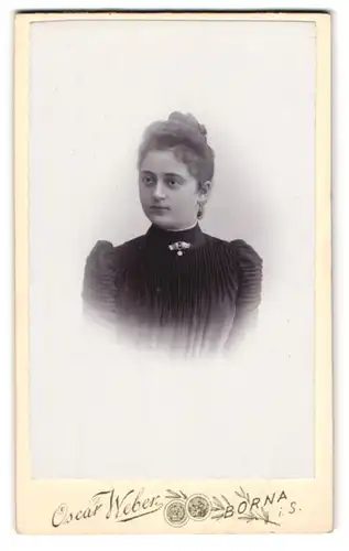 Fotografie Oscar Weber, Borna, Lobstädterstr. 10, Junge Frau im schwarzen Kleid mit silberner Brosche