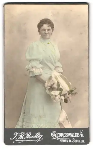 Fotografie J. R. Roettig, Georgswalde, Junge schöne Dame im hellblauen Kleid mit Rosenstrauss und Schirm