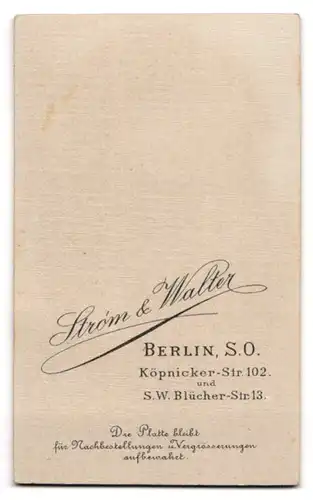 Fotografie Strom & Walter, Berlin, Köpenickerstr. 102, Junger gutbürgerlicher Herr im schwarzen Anzug mit Mittelscheitel