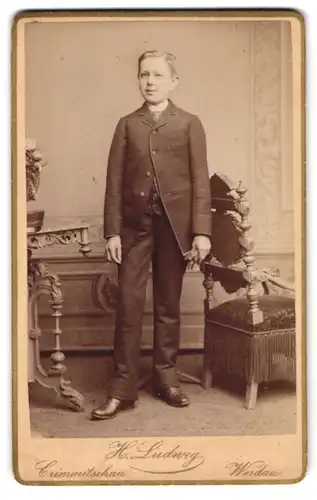 Fotografie H. Ludwig, Crimmitschau, Thieme Str. 73, Adretter Jüngling im schwarzen Anzug mit Handschuhen und Silberblick